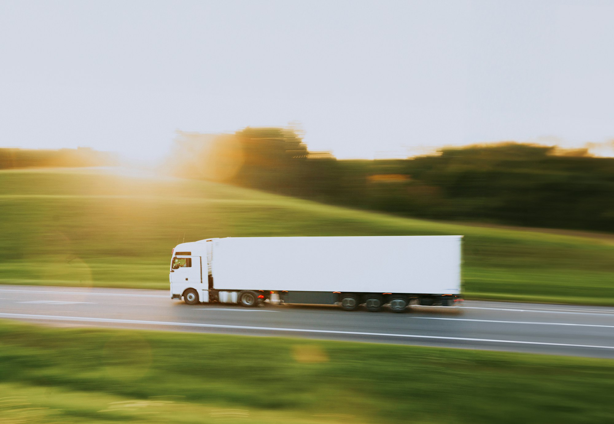 Camion semi-remorque roulant sur une route de campagne