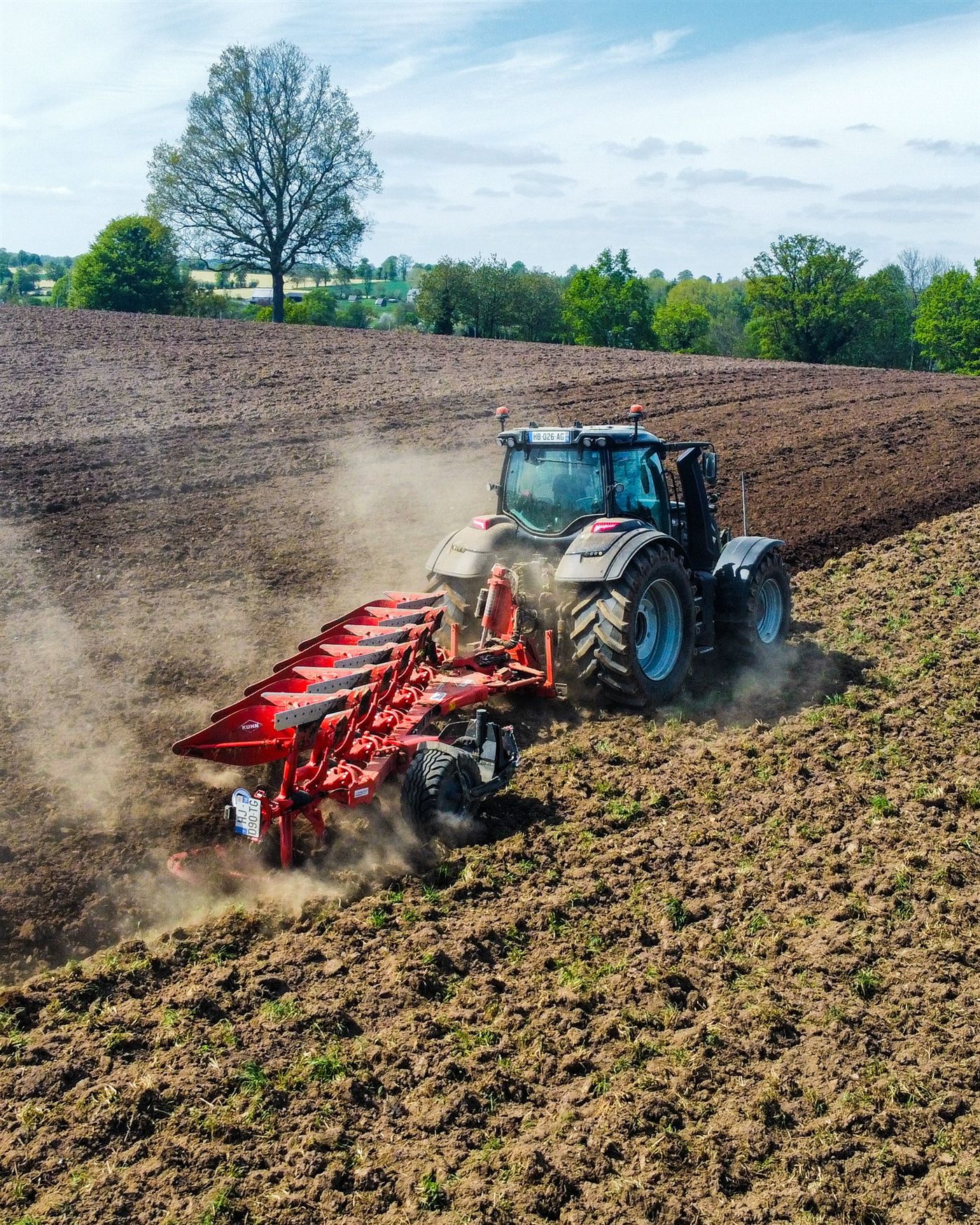 Tracteur agricole labourant un champ