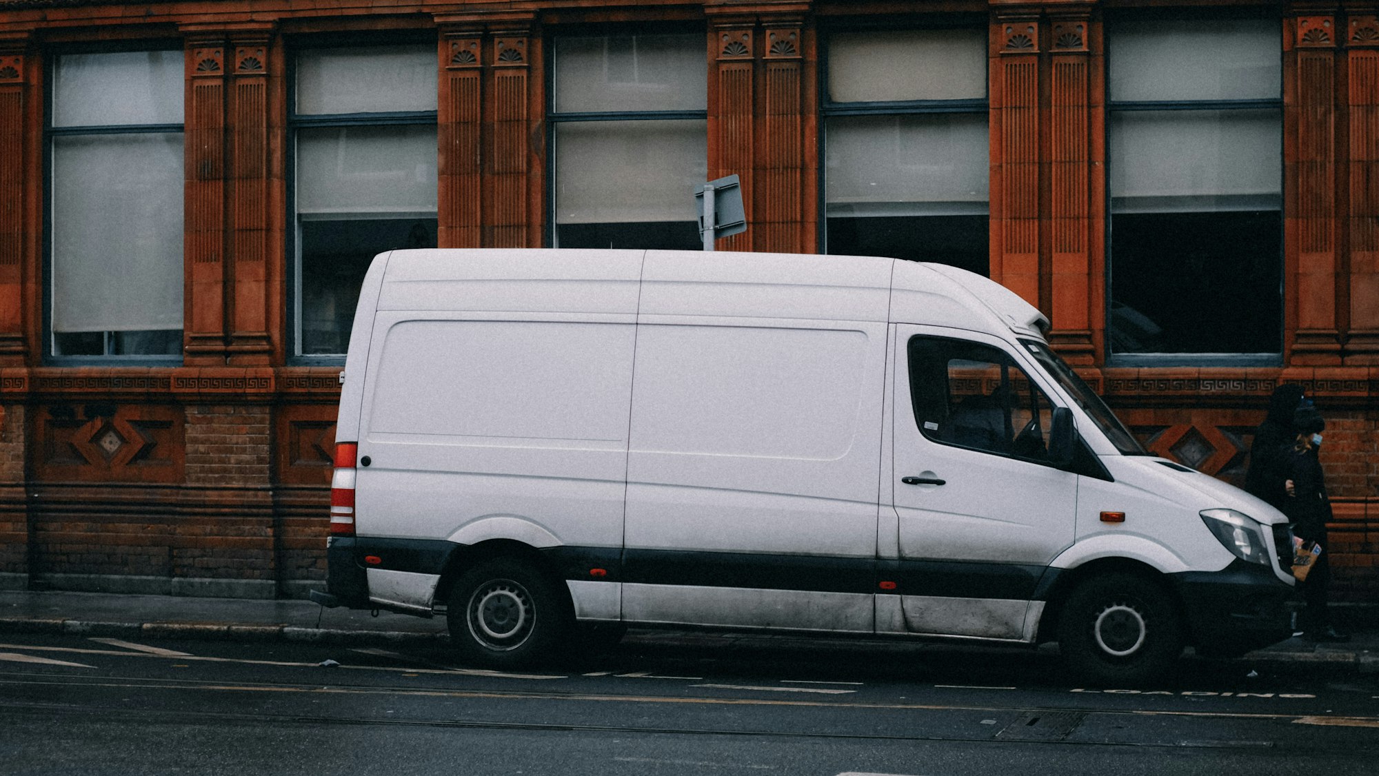 Fourgon utilitaire blanc garé dans une rue